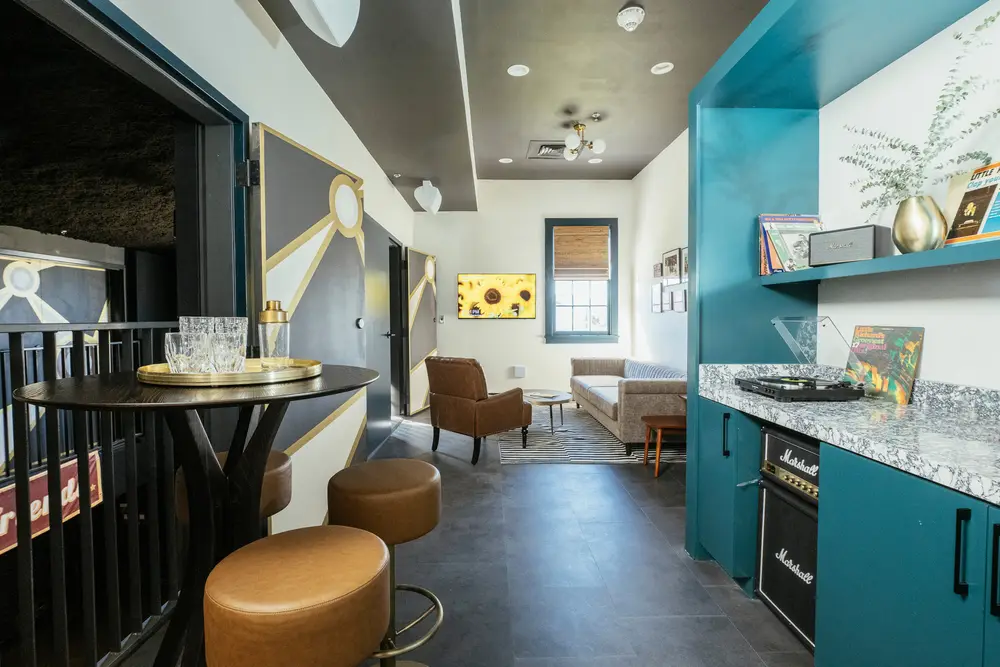 Dew Drop Inn Hotel & Lounge